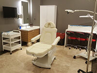 Esteworld Altunizade Hastanesi Plastik Cerrahi Saç Ekimi Odası, İşlem Koltuğu ve Tıbbi Gereçler